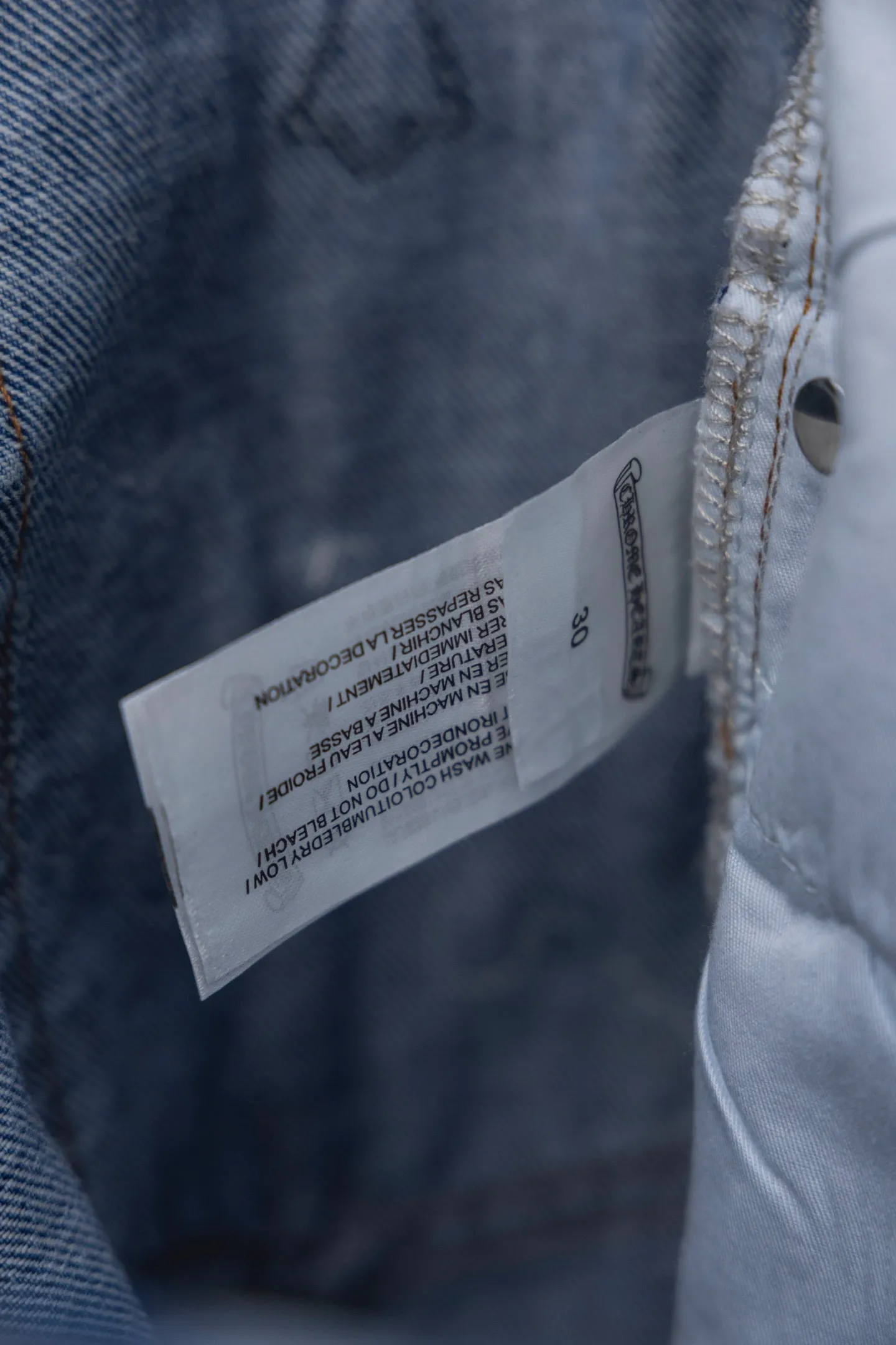 P320 model number/F095 CH Chromehearts blue graffiti cross patchwork leather heavy-duty cow king jeans, cabinet price 34W level, patchwork cross pattern embellishment, washed jeans! ! An absolutely high-end luxury product, a 1.9W-level god-level single product, a super popular product, made by top heavy industry, a magic weapon that cannot be missed!  [About Zangyin] This is an extremely luxurious fashion brand that can also be called the aristocracy of the high street. It has always been an exclusive brand for some hipsters or rich second generations. Compared with ordinary high streets, it is more luxurious and noble. Compared with luxury brands, it is more fashionable and individual. It has always been a brand that I have a special liking for. [Top heavy industry fashion design] Consistently high-street luxury style. Speaking of this style, the Zangyin family and GU family are definitely the leading representative brands. Especially the Zangyin family has really achieved a state-of-the-art effect in creating high-street style. The unique washed material is used to create this style. The color system is already quite eye-catching. After it is decorated with patchwork cross flowers, it cleverly highlights the charm of the brand. Secondly, this style uses classic The high-waist cutting design highlights the long legs and fashionable temperament of the upper body. The brand is highly recognizable and the slim fit configuration is more suitable for daily wear. It is a product that interprets personality, fashion, and specifications at a glance. This single product is enough to make any fan excited. It can be a white T-shirt for a youthful college style, or a tight suspender for a royal style. It has strong matching ability and can be easily controlled by men.   [Materials and craftsmanship] Needless to say, this point goes without saying. As an excellent craftsman brand, Zangyin’s requirements for details and craftsmanship are really perfect. The washed color of this model has gone through so many processes, not to mention the embellishment of denim appliques. It is also purely hand-made and sewn. Just like what they believe in, only hand-made things have soul and have the meaning of wear. A top-notch heavy-duty fashionable denim item, I look forward to your perfect interpretation! !   Color: Blue Version: Loose
